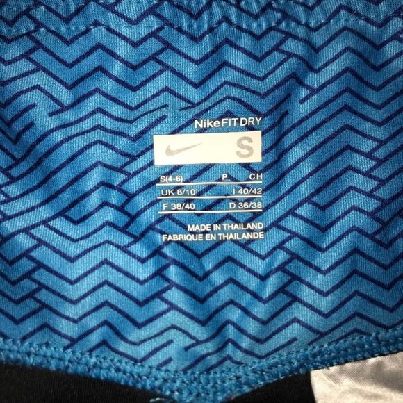 Nike Ladies Yoga 3/4 Capris - Picture 3 of 4